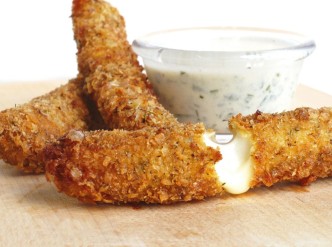 MOZZARELLA STICKS WITH BUTTERMILK DIP